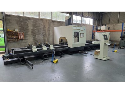 Image de fabrication: machine de découpe des lames et profilés aluminium