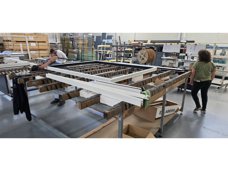 Image de fabrication: portail battant en cours d'assemblage