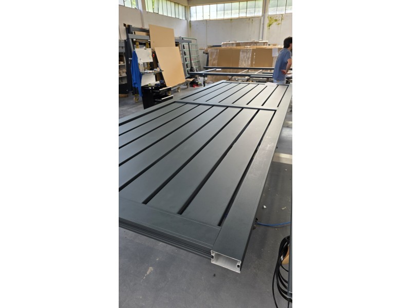 Image de fabrication: portail coulissant en attente de finition