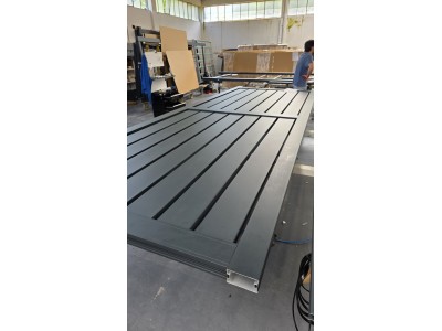 Image de fabrication: portail coulissant en attente de finition